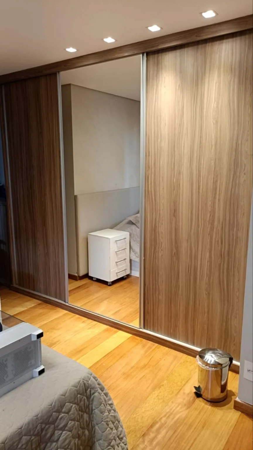 Guarda-roupa planejado com portas de correr e espelho