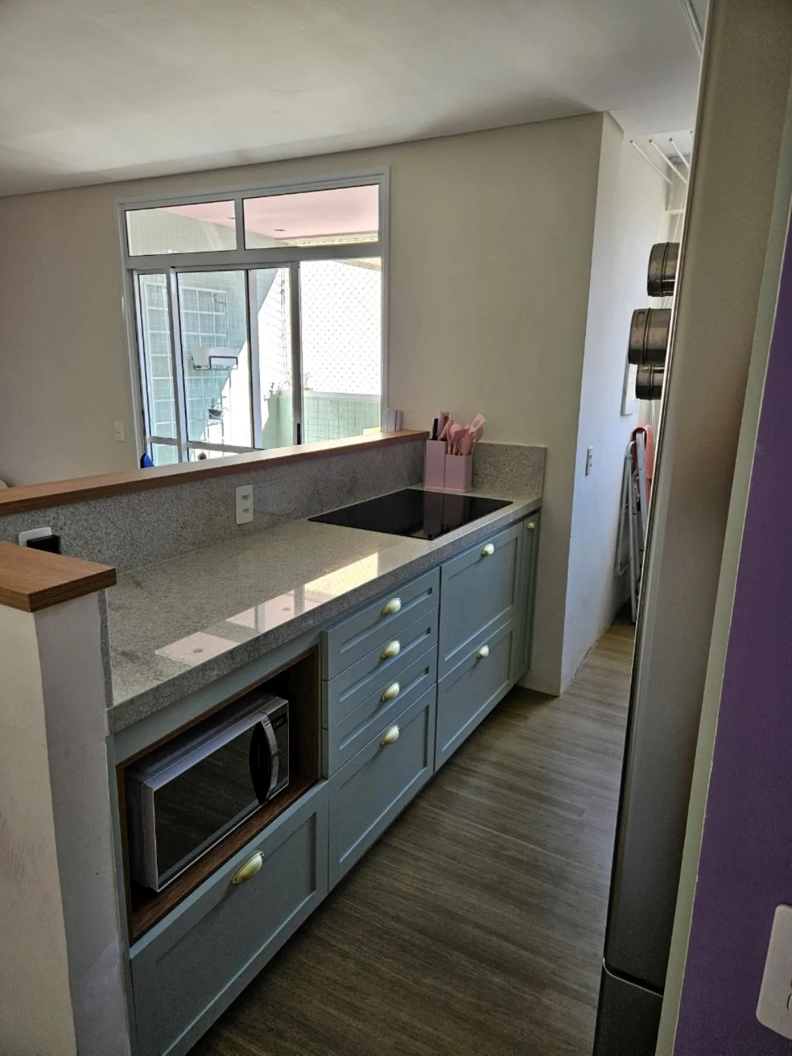 Cozinha com bancada e armários planejados